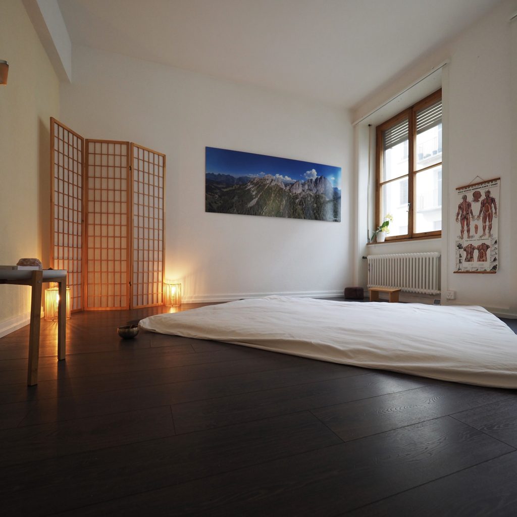 L'intérieur du cabinet de shiatsu (futon, tableau, lampes, murs bicolores, charte)