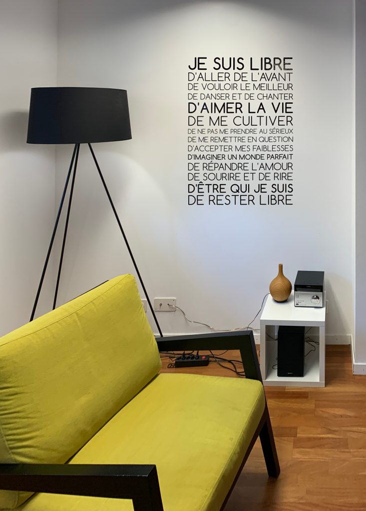 Une déco murale du cabinet Latitude "Je suis libre d'aller de l'avant, de vouloir le meilleur, de danser et de chanter, d'aimer la vie, de me cultiver, de ne pas me prendre au sérieux, de me remettre en question, d'accepter mes faiblesses, d'imaginer un monde parfait, de répandre l'amour, de sourire et de rire, d'être qui je suis, de rester libre."